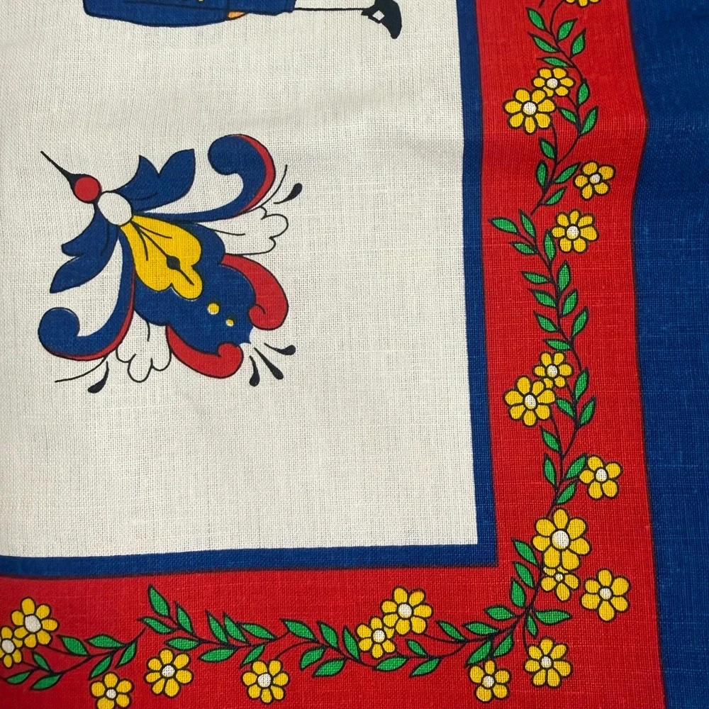 Runni Tekstltrykk Square‎ Red Yellow Floral Folklore Tablecloth Norway 34